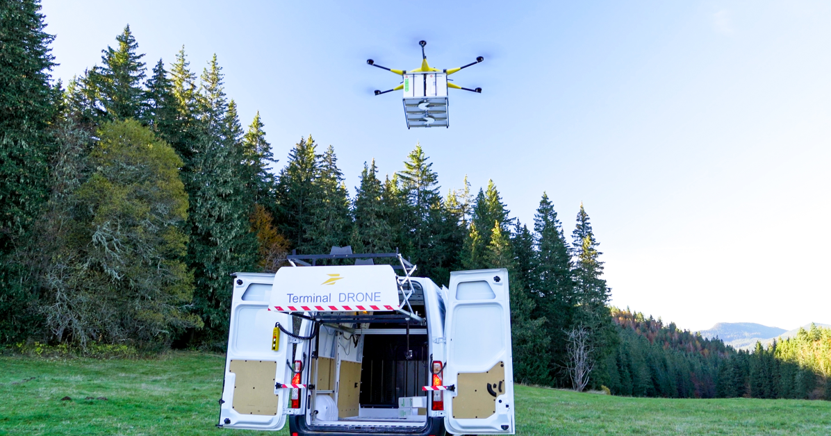 Logistique rurale : dans le Vercors, La Poste prend de la hauteur avec la livraison par drone