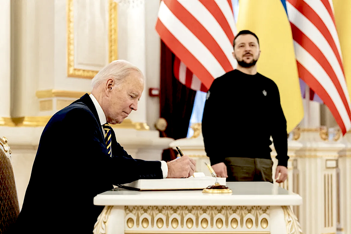 A Paris, Joe Biden annonce une nouvelle aide massive à l'Ukraine
