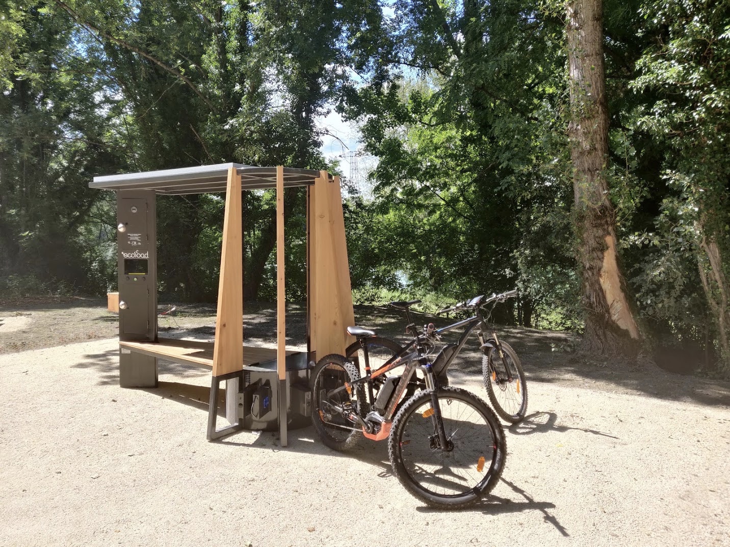 Vélos électriques : les stations de recharge autonomes d'Ecoload fleurissent en montagne et en milieu rural