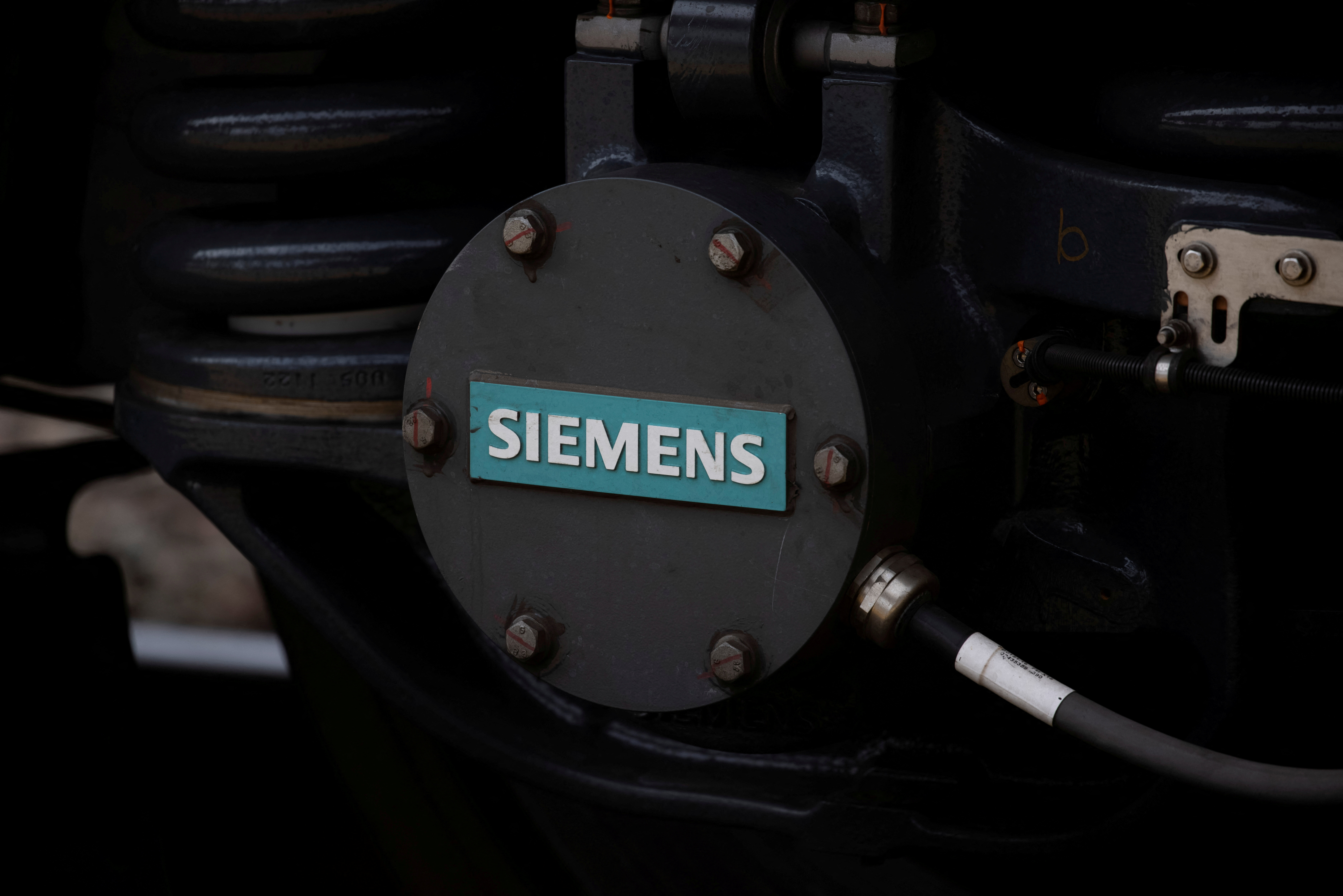 Industrie lourde : Siemens poursuit sa cure d'amaigrissement et vend sa filiale moteurs pour 3,5 milliards d'euros