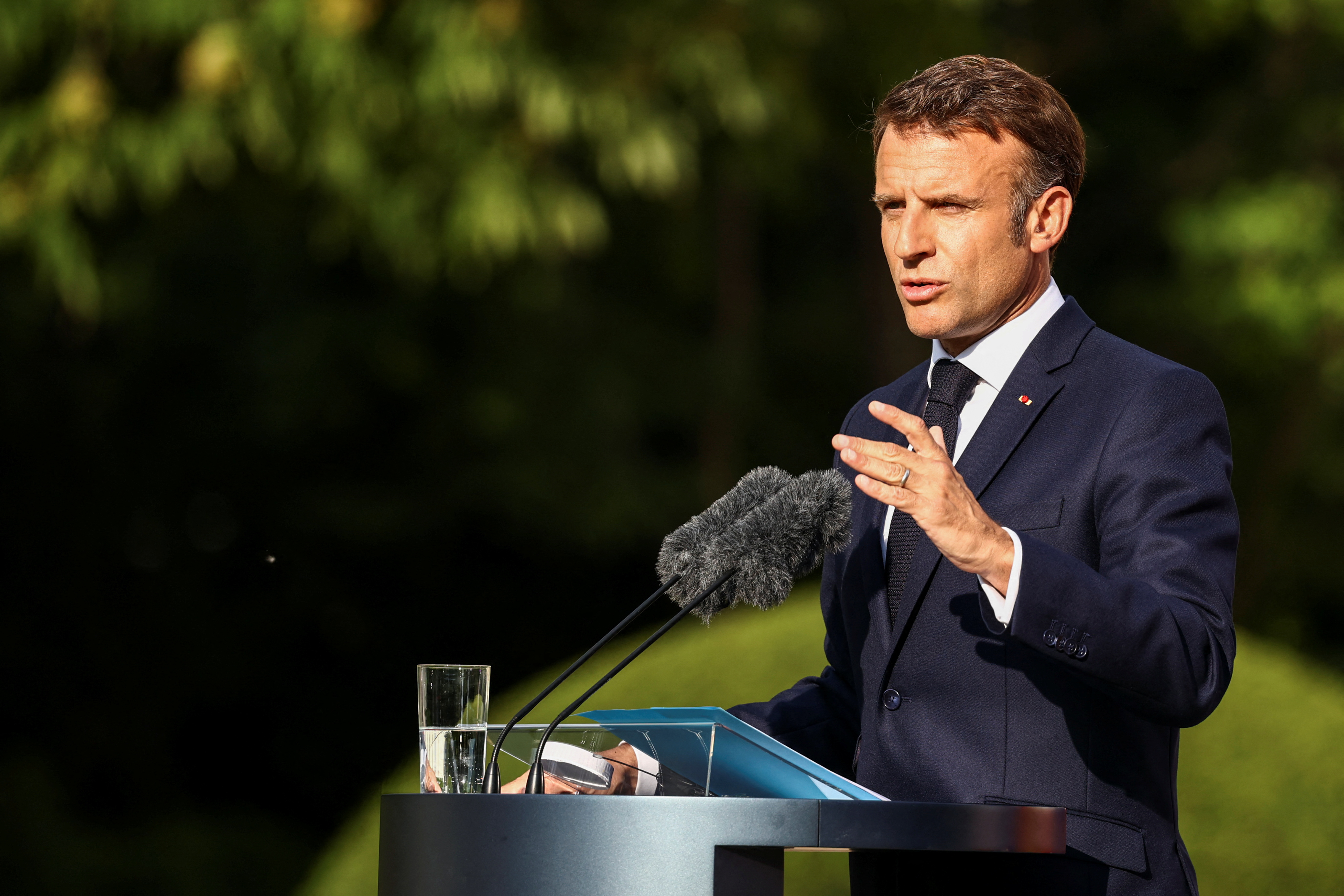 Européennes : Emmanuel Macron appelle les électeurs à se rendre aux urnes pour faire barrage à l'extrême droite
