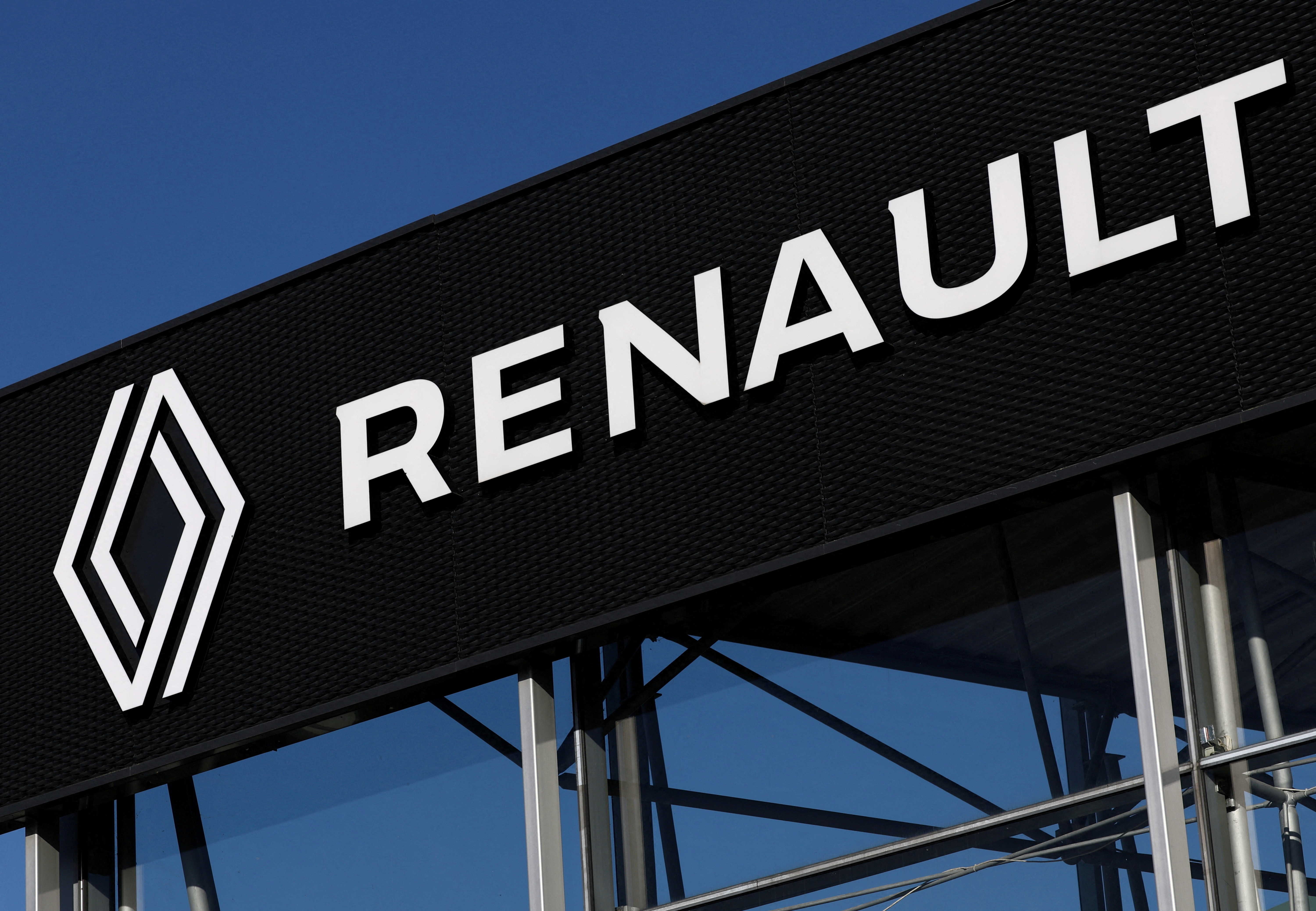 Véhicules thermiques : Renault officialise le lancement de sa coentreprise avec le chinois Geely