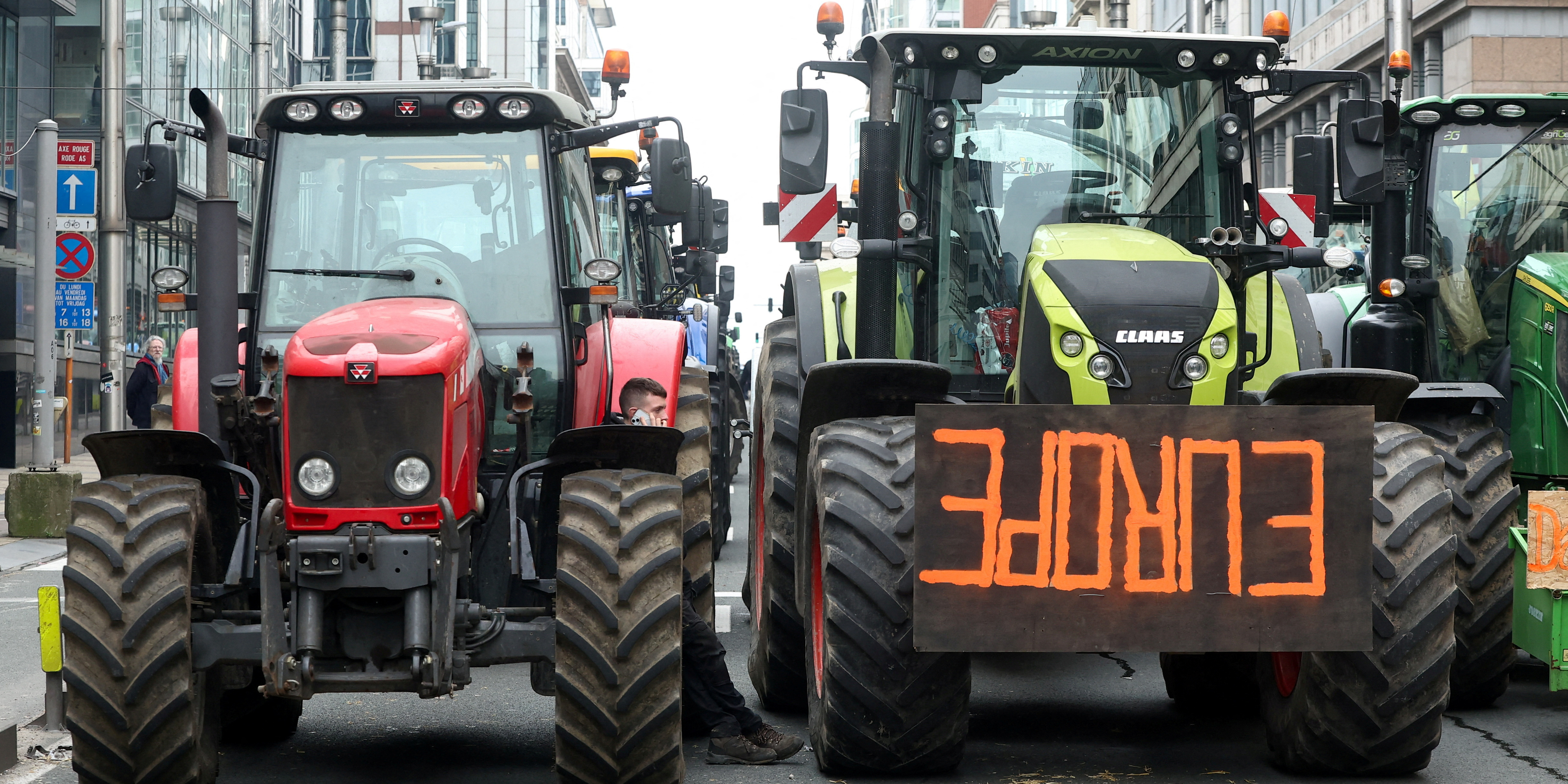 Colère agricole: des centaines d'agriculteurs mobilisés à Bruxelles contre la politique de l'UE
