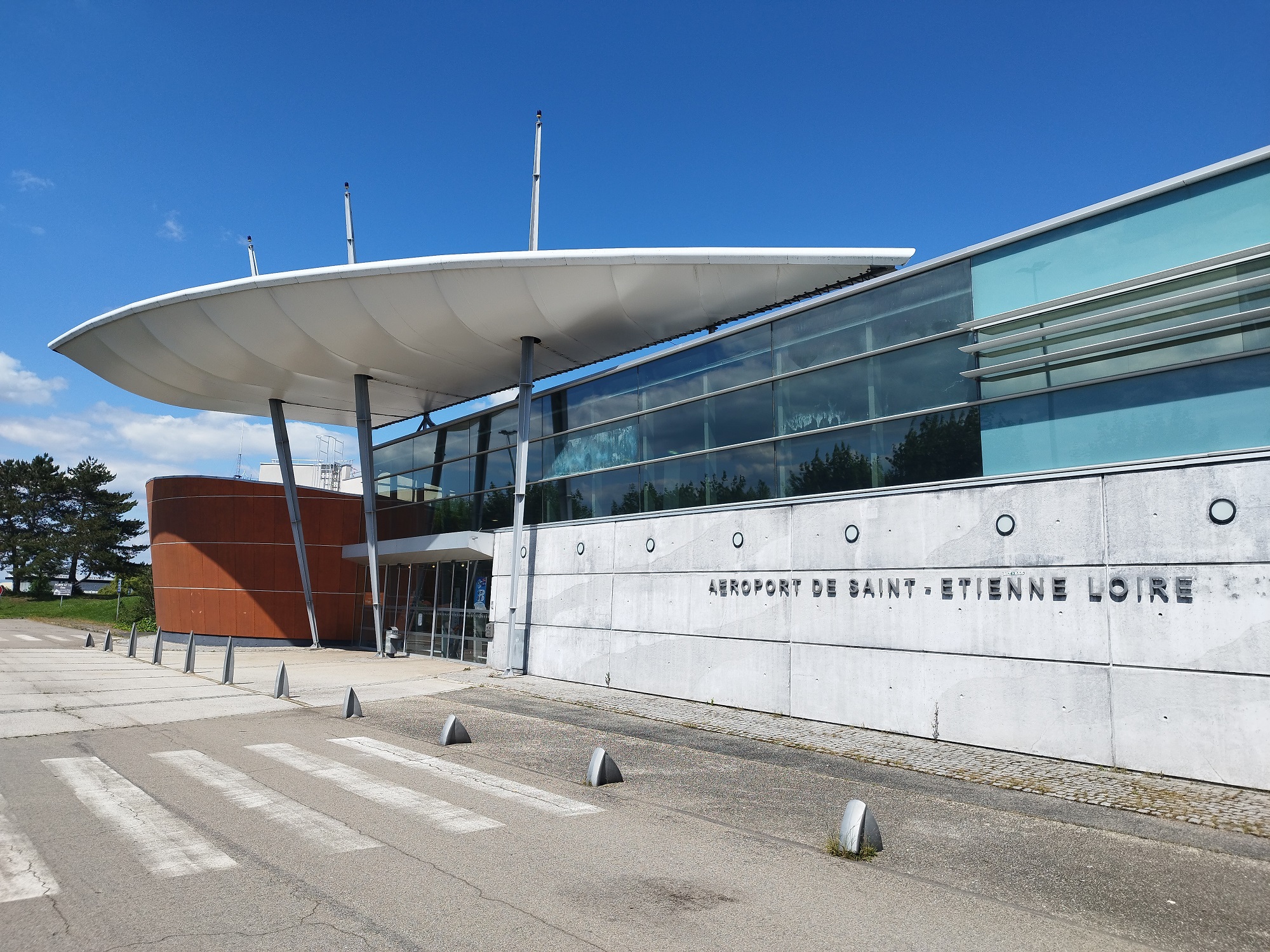 Le redécollage de l’aéroport de Saint-Etienne est-il encore possible dans un contexte de « plane bashing » ?
