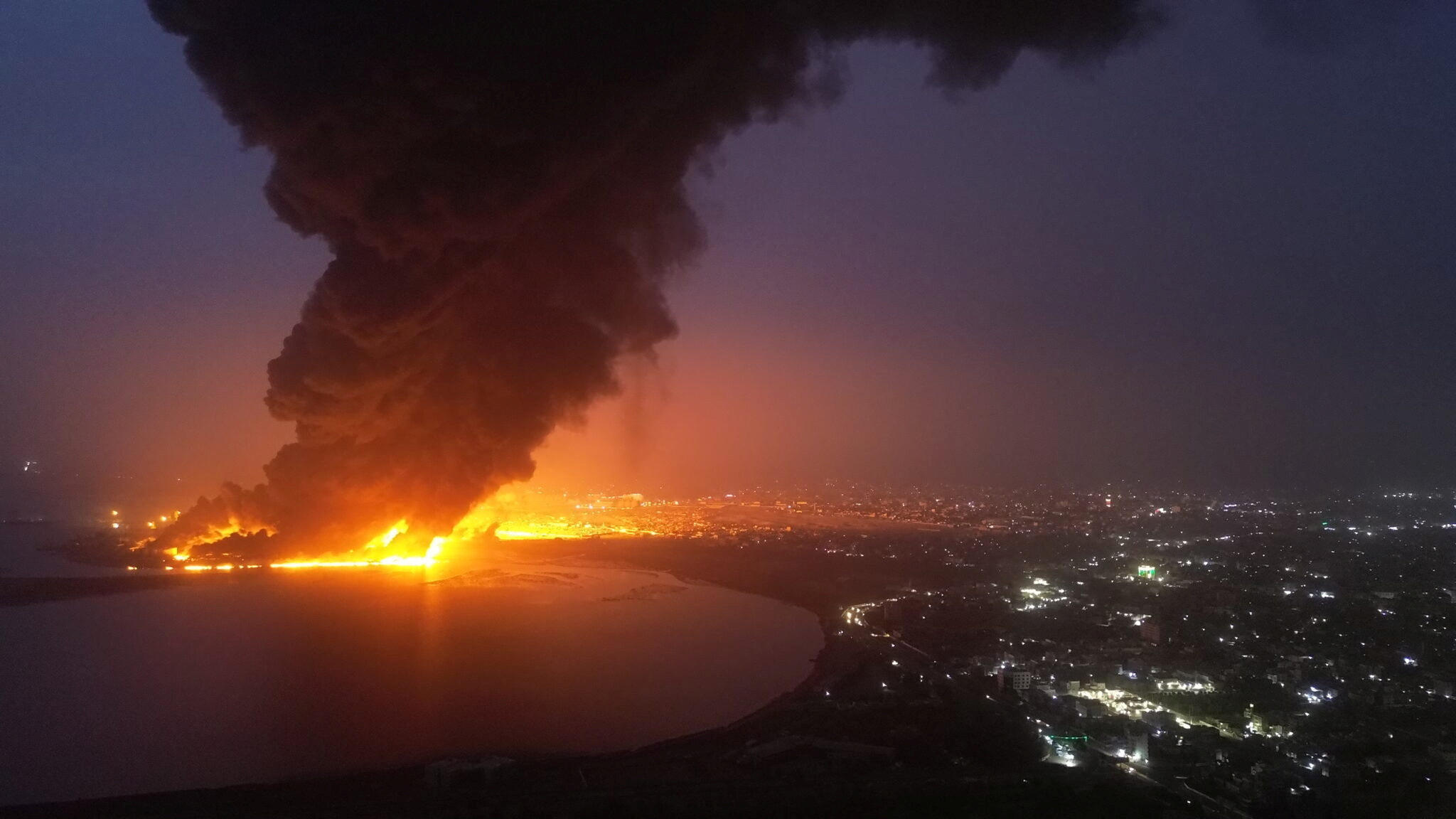 Yemen : le port d'Hodeida toujours en flammes après des frappes israéliennes