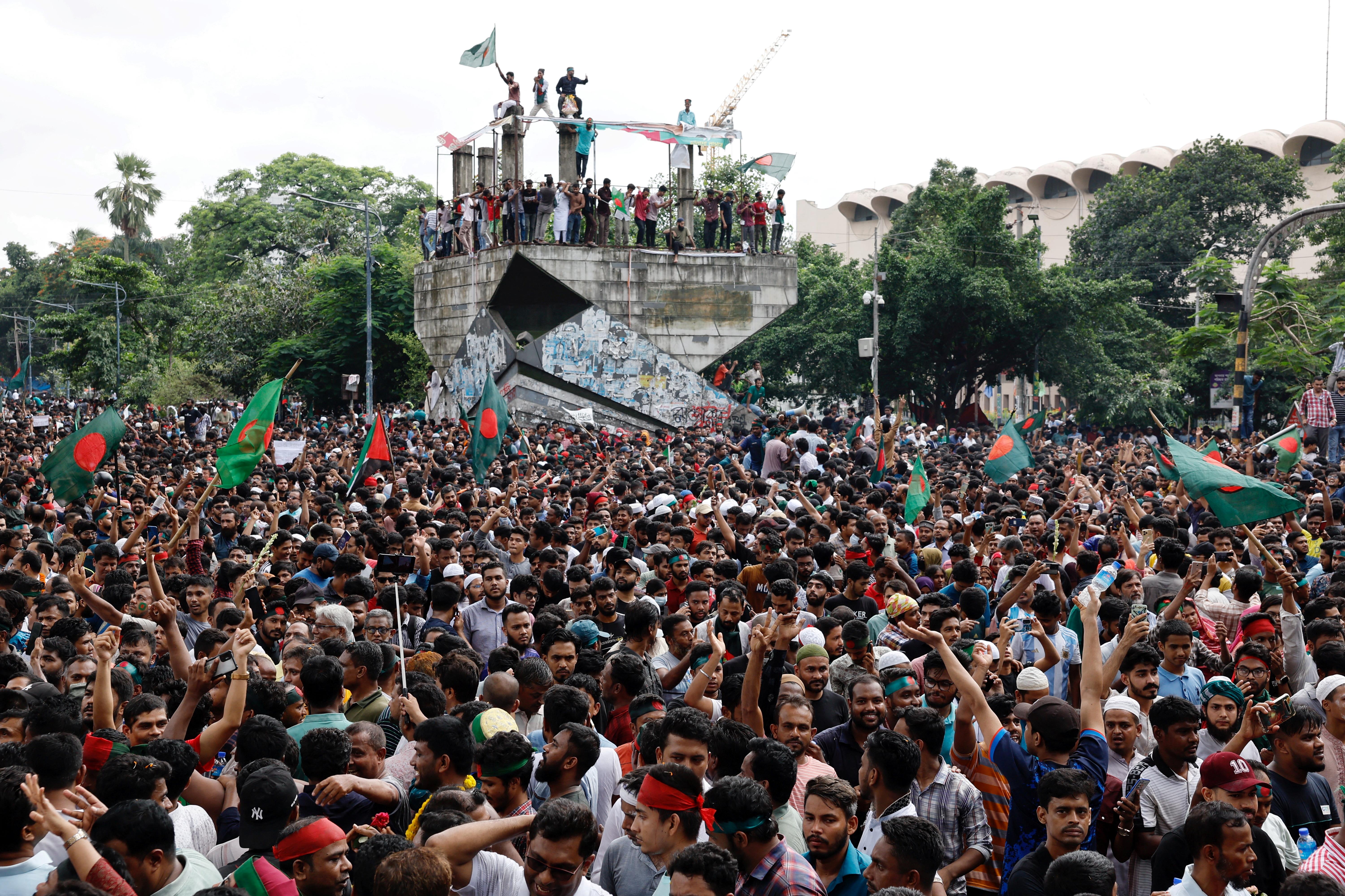 Bangladesh : la Première ministre chassée du pouvoir, tout comprendre aux manifestations meurtrières