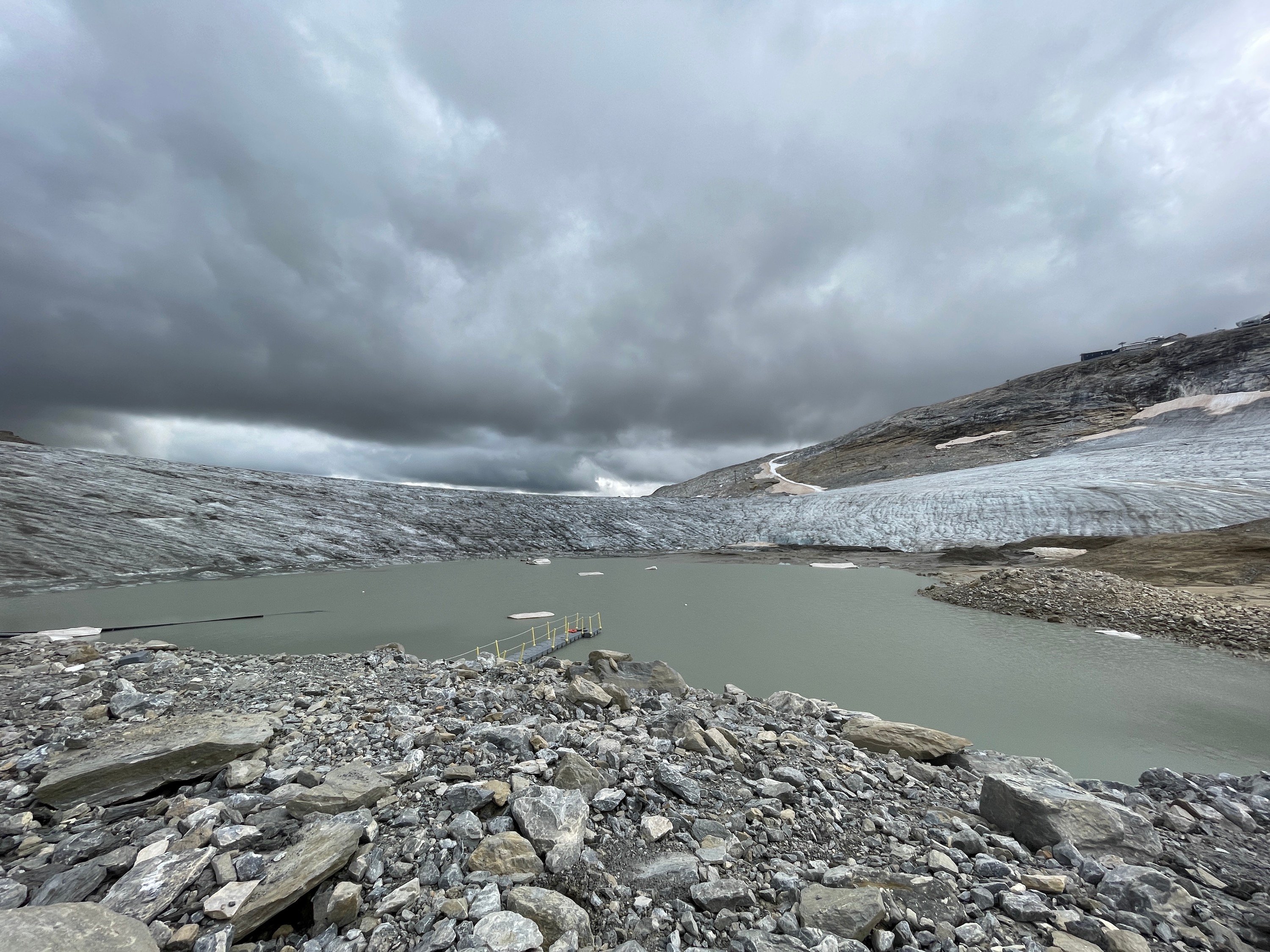 En Savoie, un lac placé sous haute surveillance pour éviter une catastrophe naturelle