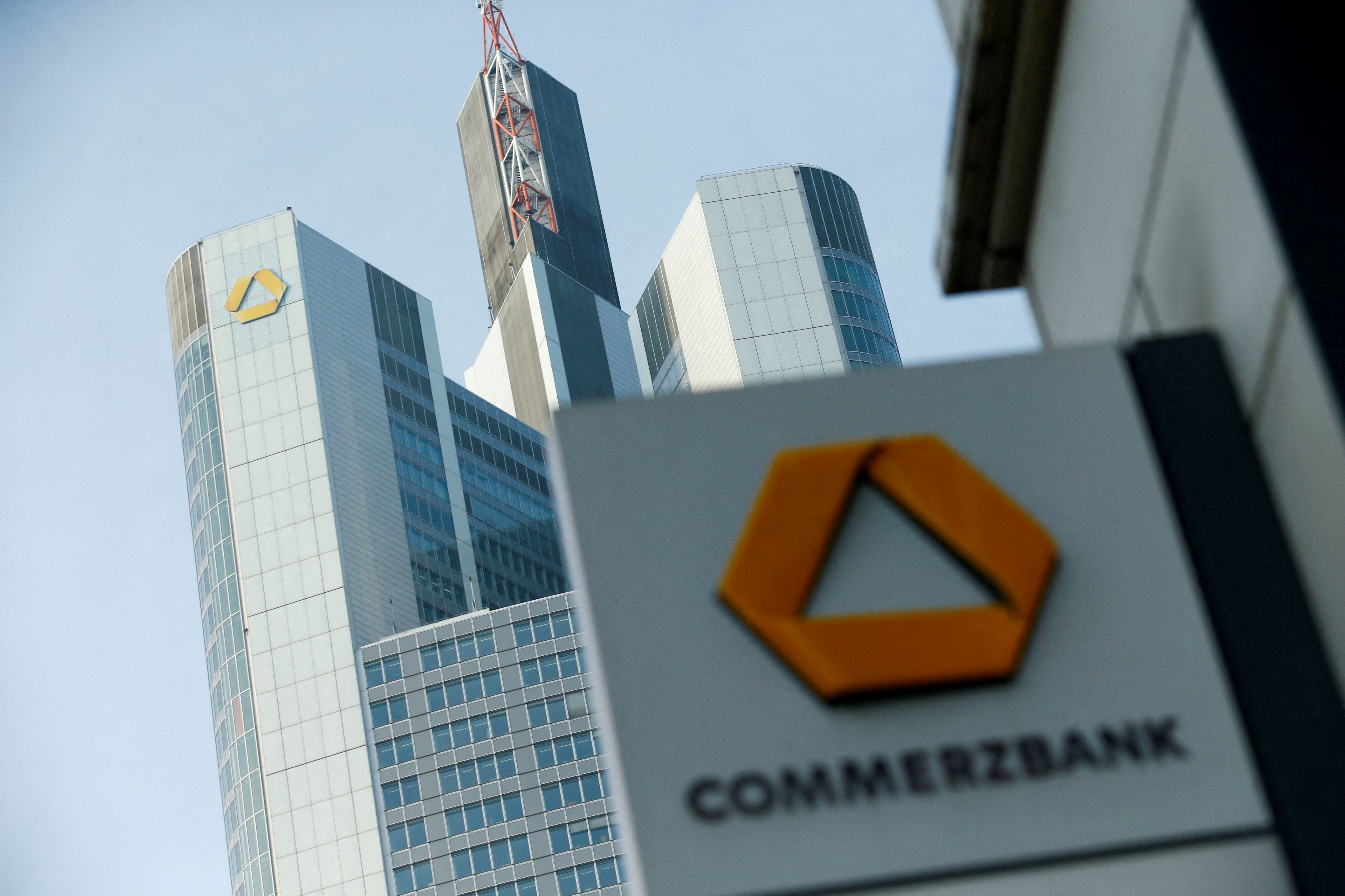 En dépit des résistances, UniCredit gagne du terrain chez Commerzbank