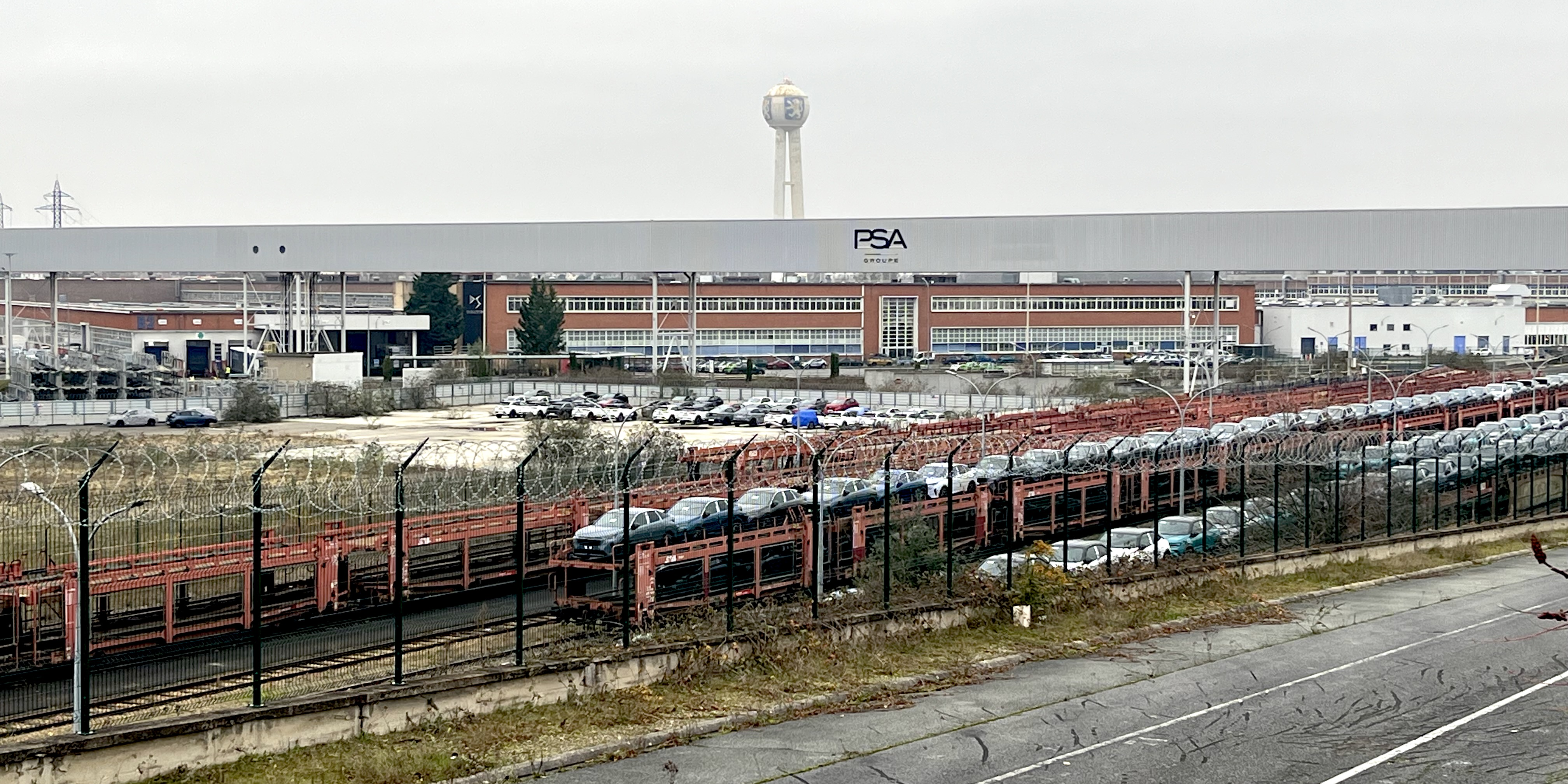 « Les gens savent très bien que ça va fermer » : à l'usine Stellantis de Poissy, un projet industriel au point mort