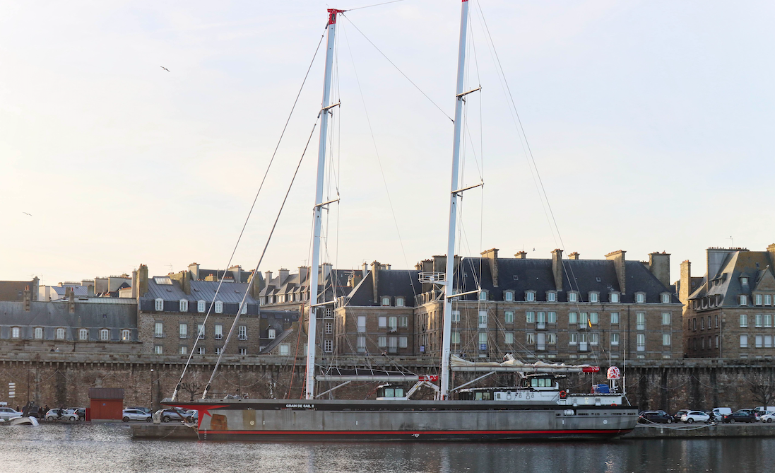 Transport décarboné : la voile fait ses preuves sur de longues distances, pas encore localement