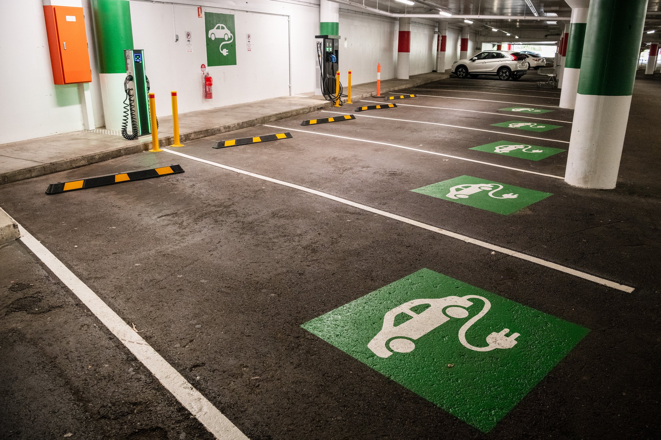 Toujours trop chères, les voitures électriques ne décollent pas en France