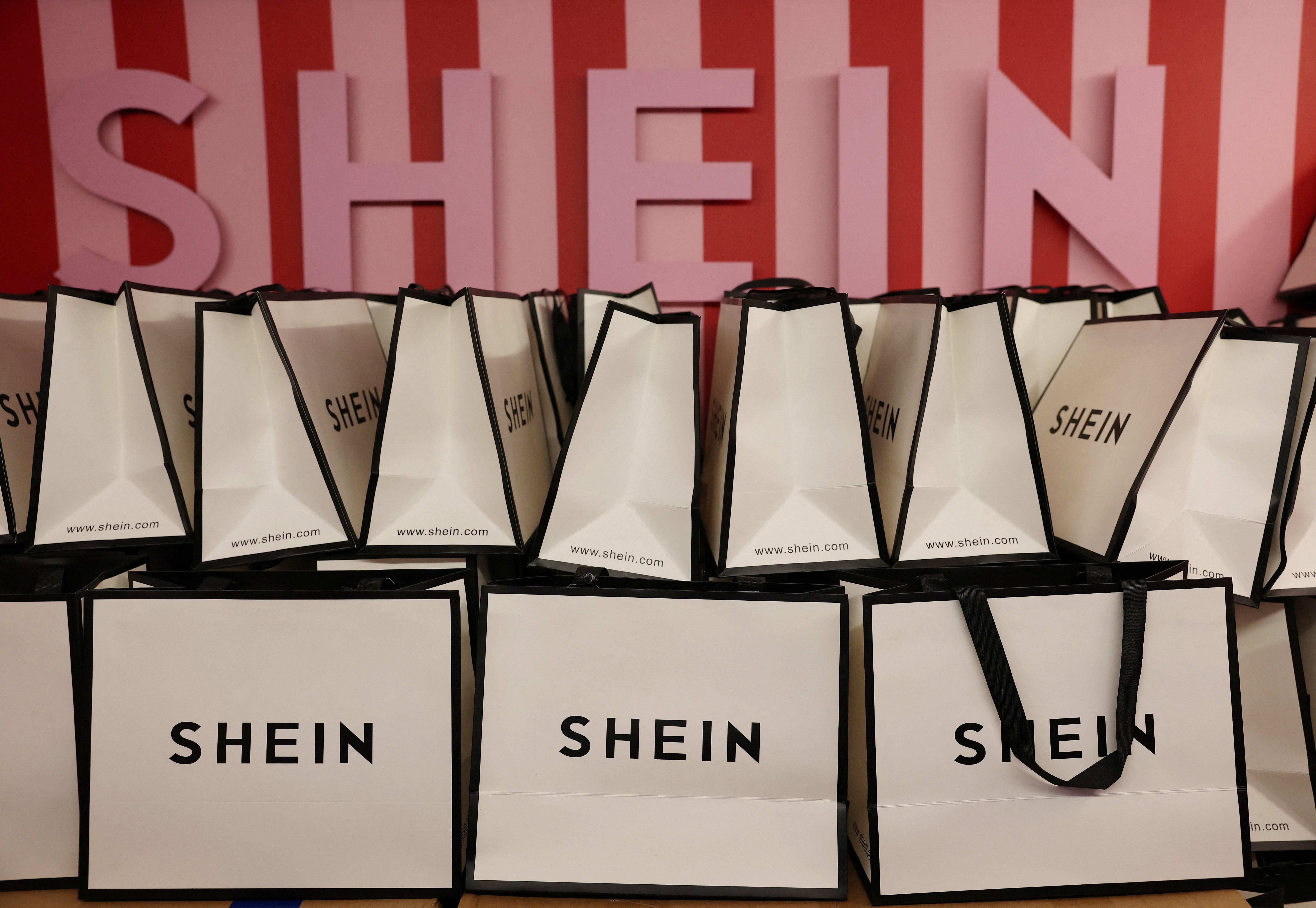Loi anti fast-fashion : le gouvernement accusé de revoir ses ambitions à la baisse