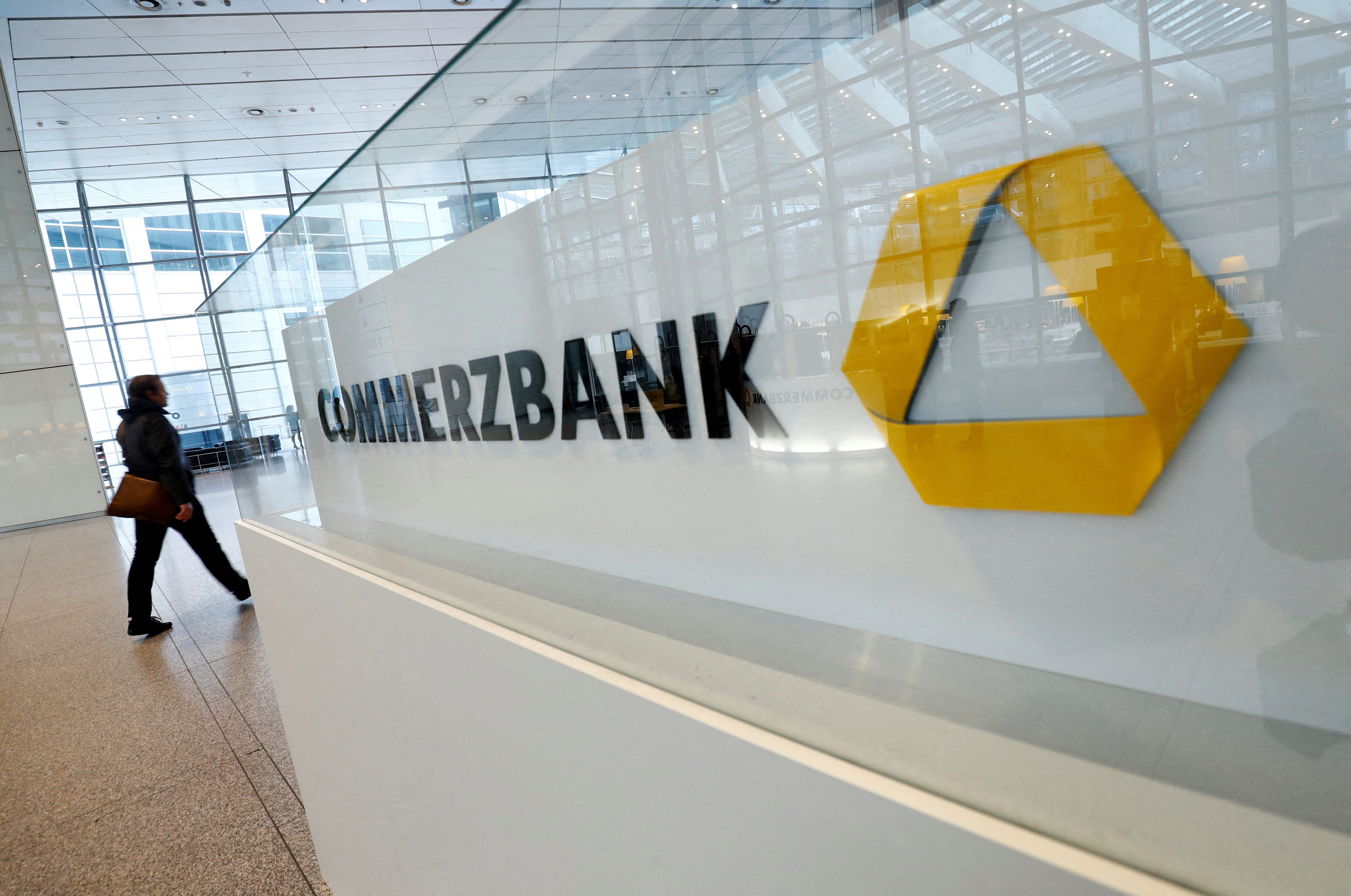 Commerzbank taille dans ses effectifs pour contrer les plans d'UniCredit