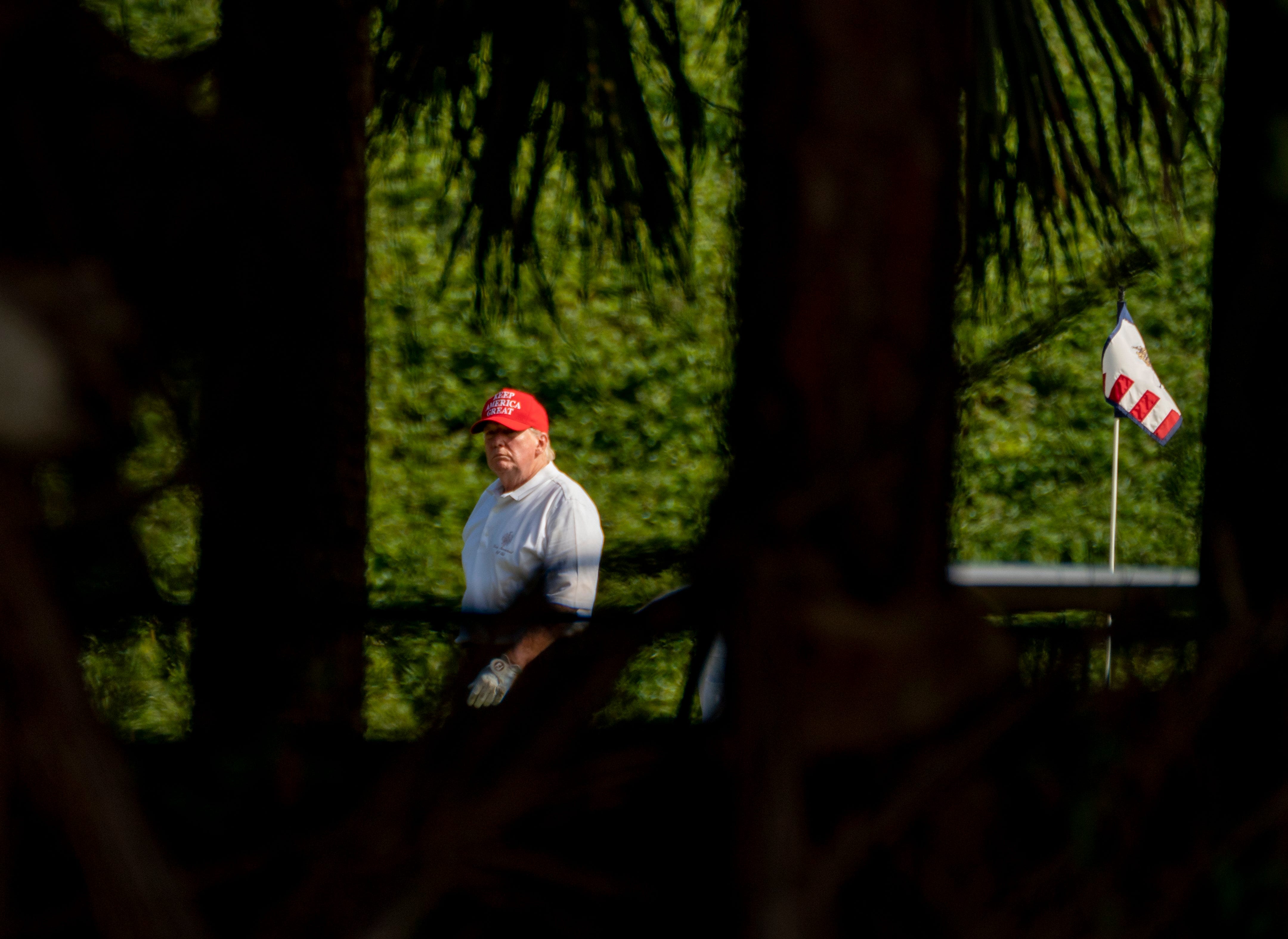 Et pendant ce temps-là, Donald Trump joue au golf...