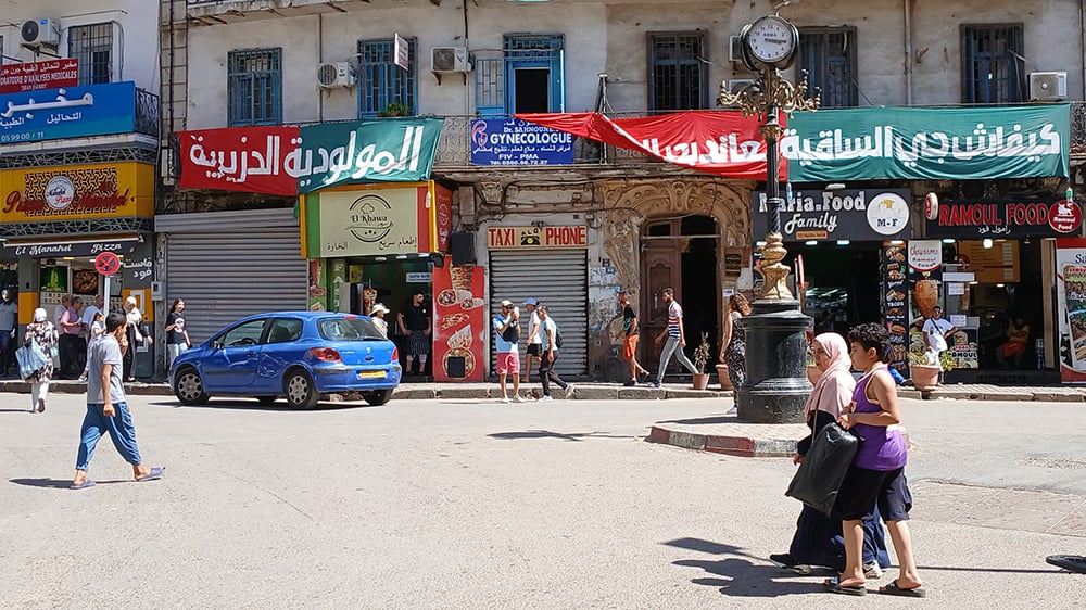 À Alger, la rue s'inquiète du bras de fer avec la France