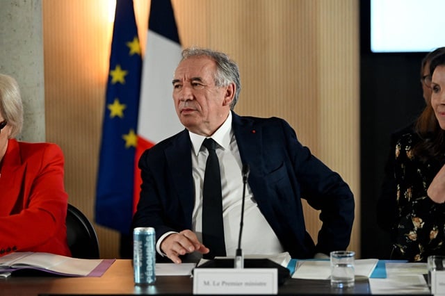 Menaces américaines sur les spiritueux : Bayrou appelle à « ne pas céder aux menaces »