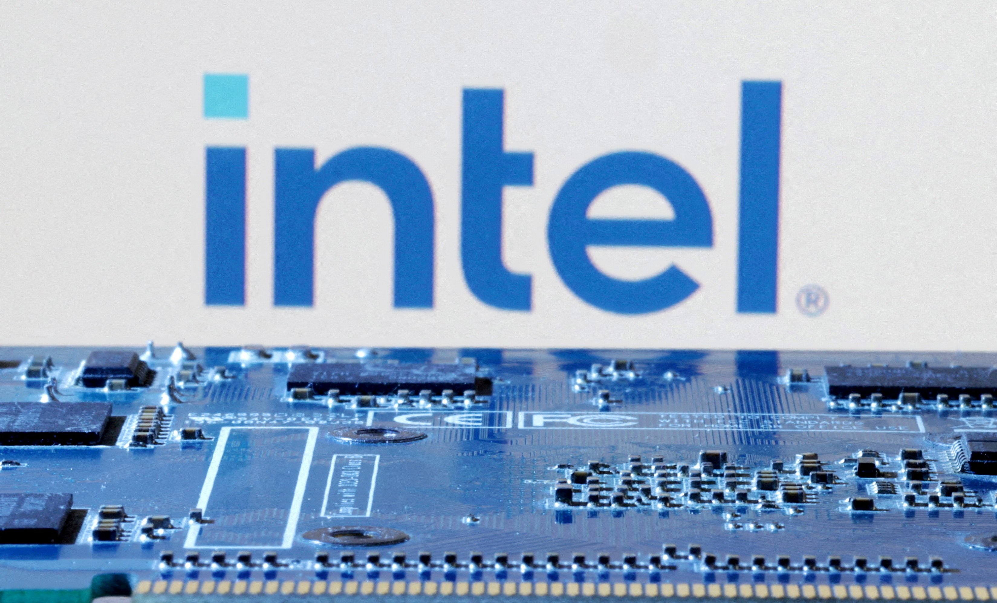 2 milliards d'investissement : de SoftBank au président américain, Intel suscite les convoitises