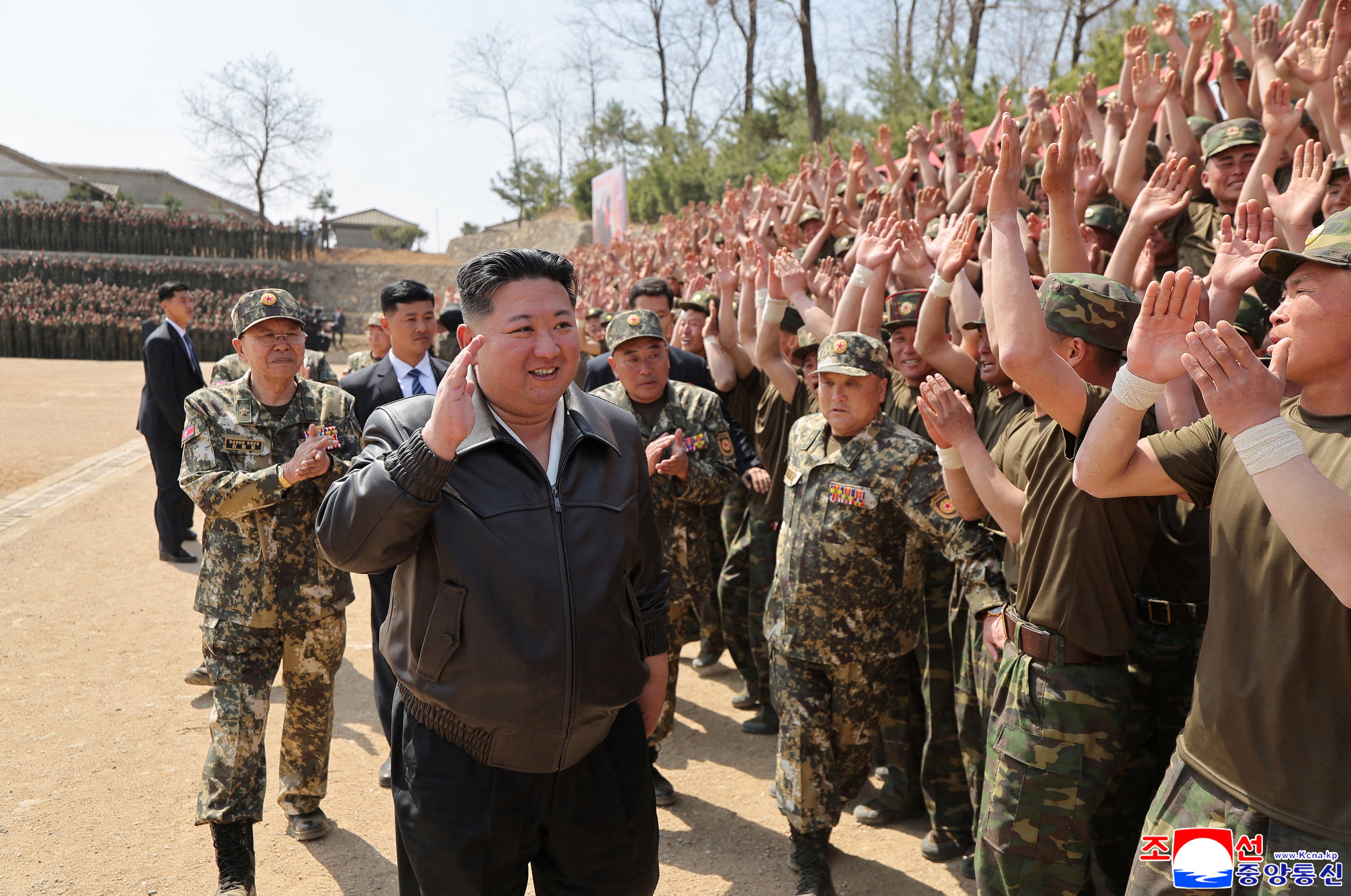 Guerre en Ukraine : Kim Jong Un réaffirme son soutien « inconditionnel » à la Russie