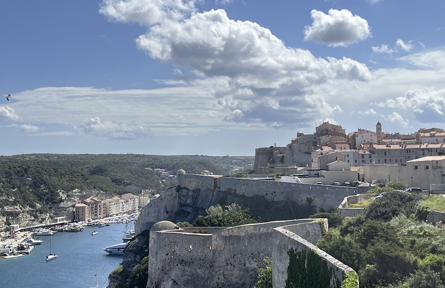Fin des résidences secondaires : le maire de Bonifacio s'explique