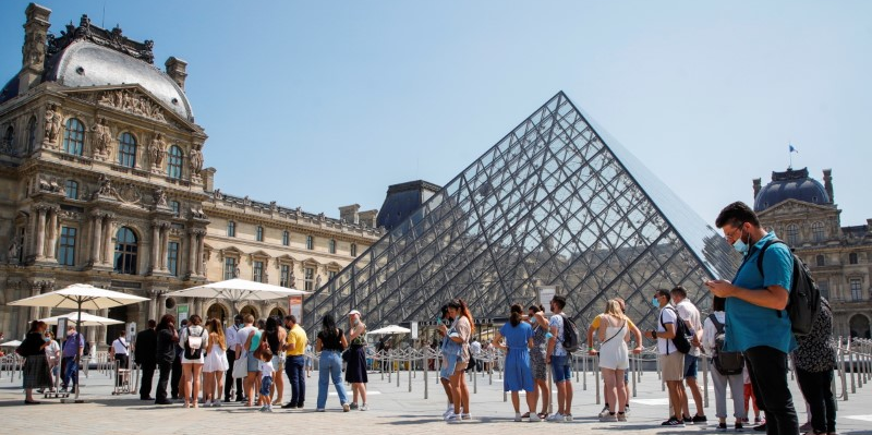 Suppression de deux jours fériés : les politiques hurlent au scandale, les professionnels s'en accommodent