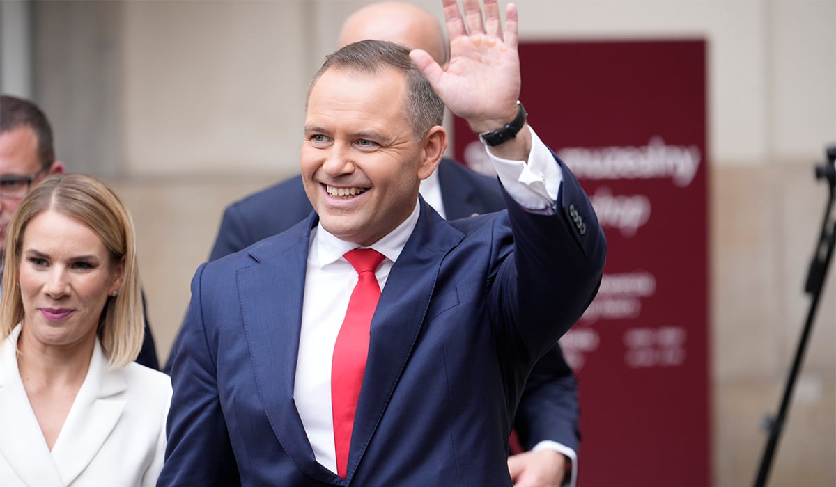 Ancien hooligan, critique de l'UE, opposé à la Russie... qui est le nouveau président polonais, Karol Nawrocki ?