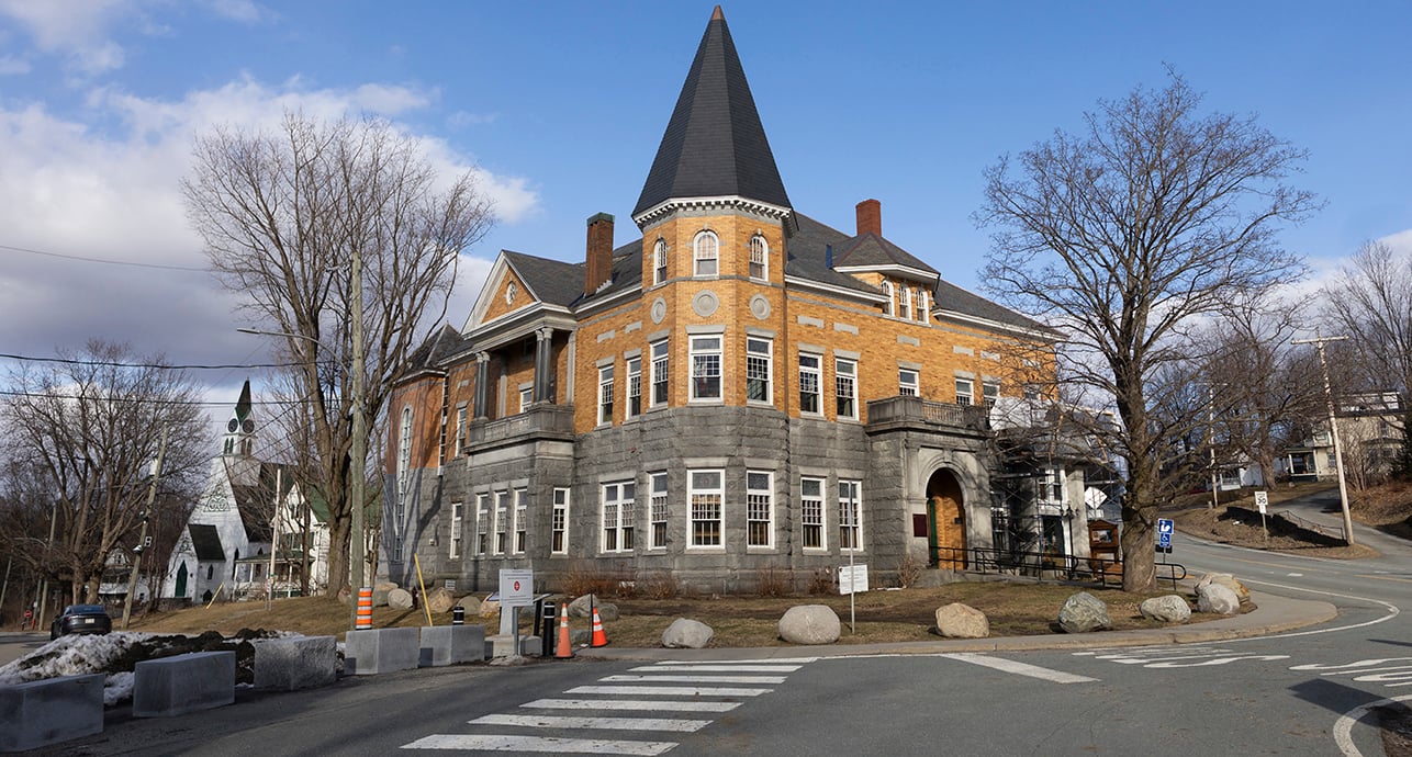Sur la frontière entre les États-Unis et le Canada, la bibliothèque de la discorde