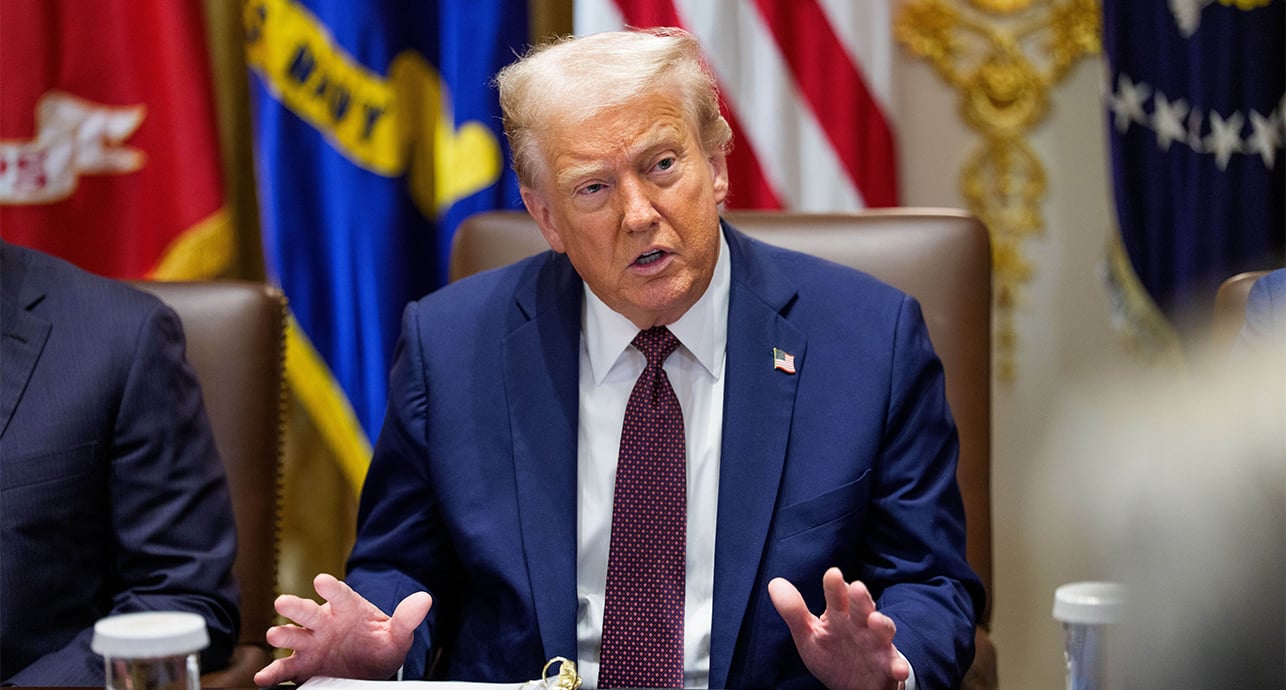 Limogeages, absolutisme et traque de ses « ennemis » : Donald Trump mène-t-il son pays « vers un Reich américain » ?