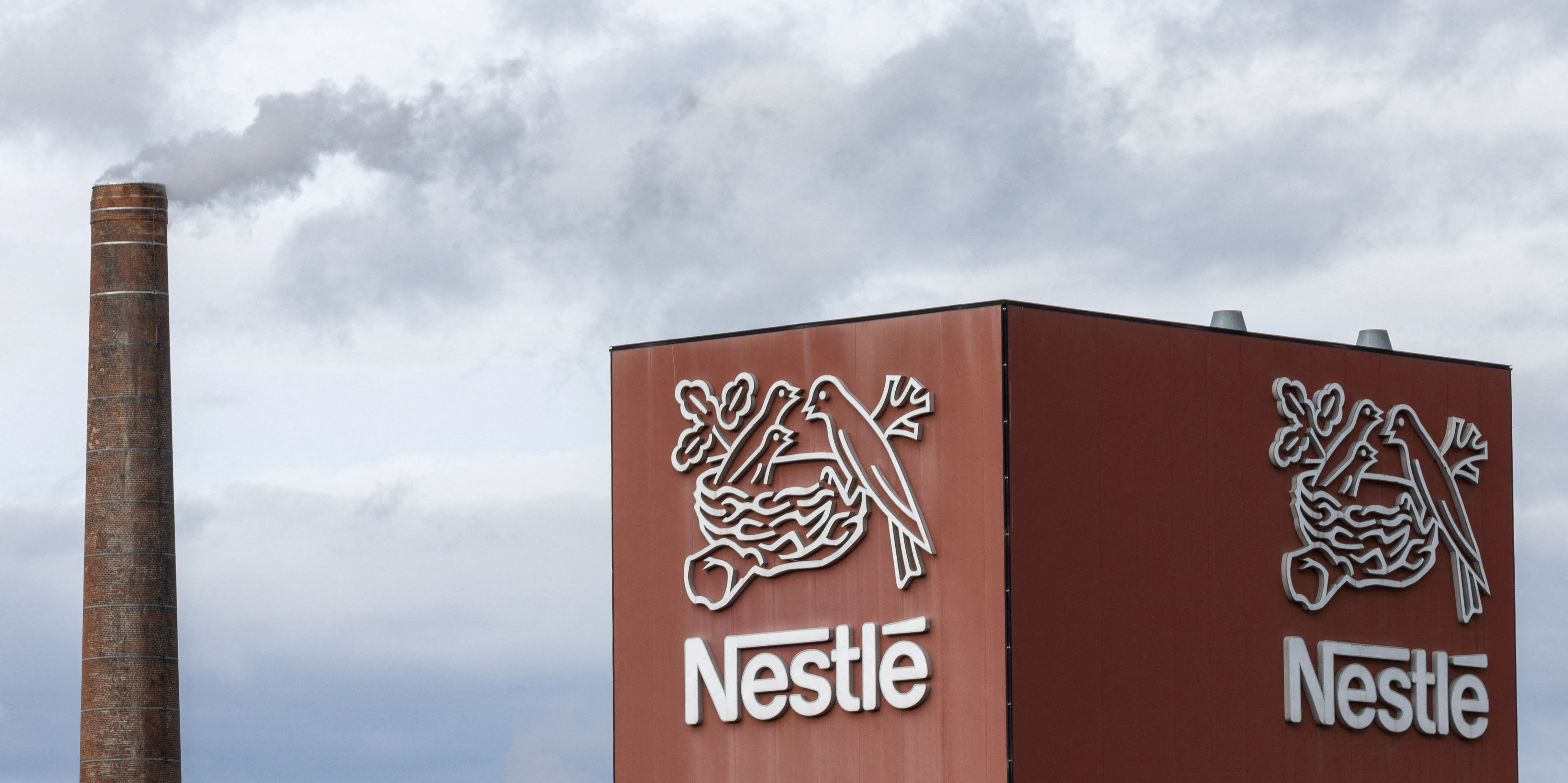 Départ brutal du directeur général, action en chute : l'ultra-stable Nestlé plonge dans une zone de fortes turbulences