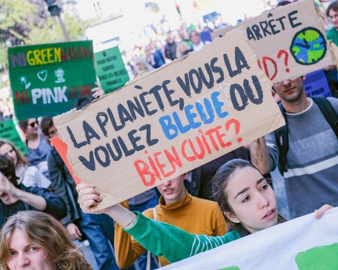 Quelques milliers de manifestants en France pour le climat et la justice sociale