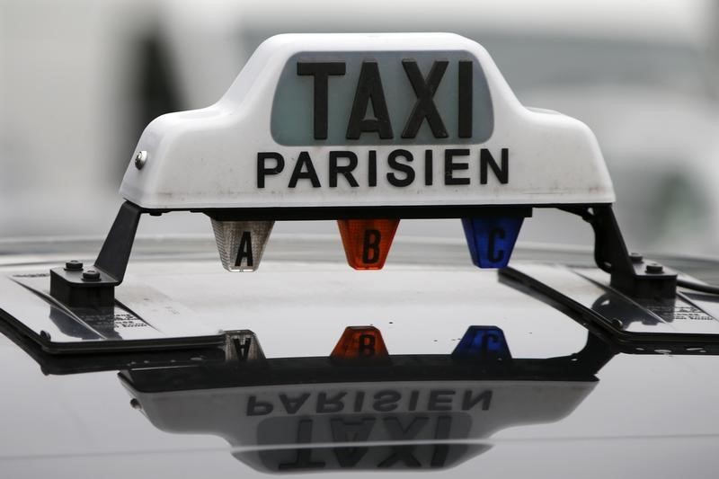 Alors que les agriculteurs préparent le « siège » de Paris, les taxis bloquent plusieurs axes routiers majeurs