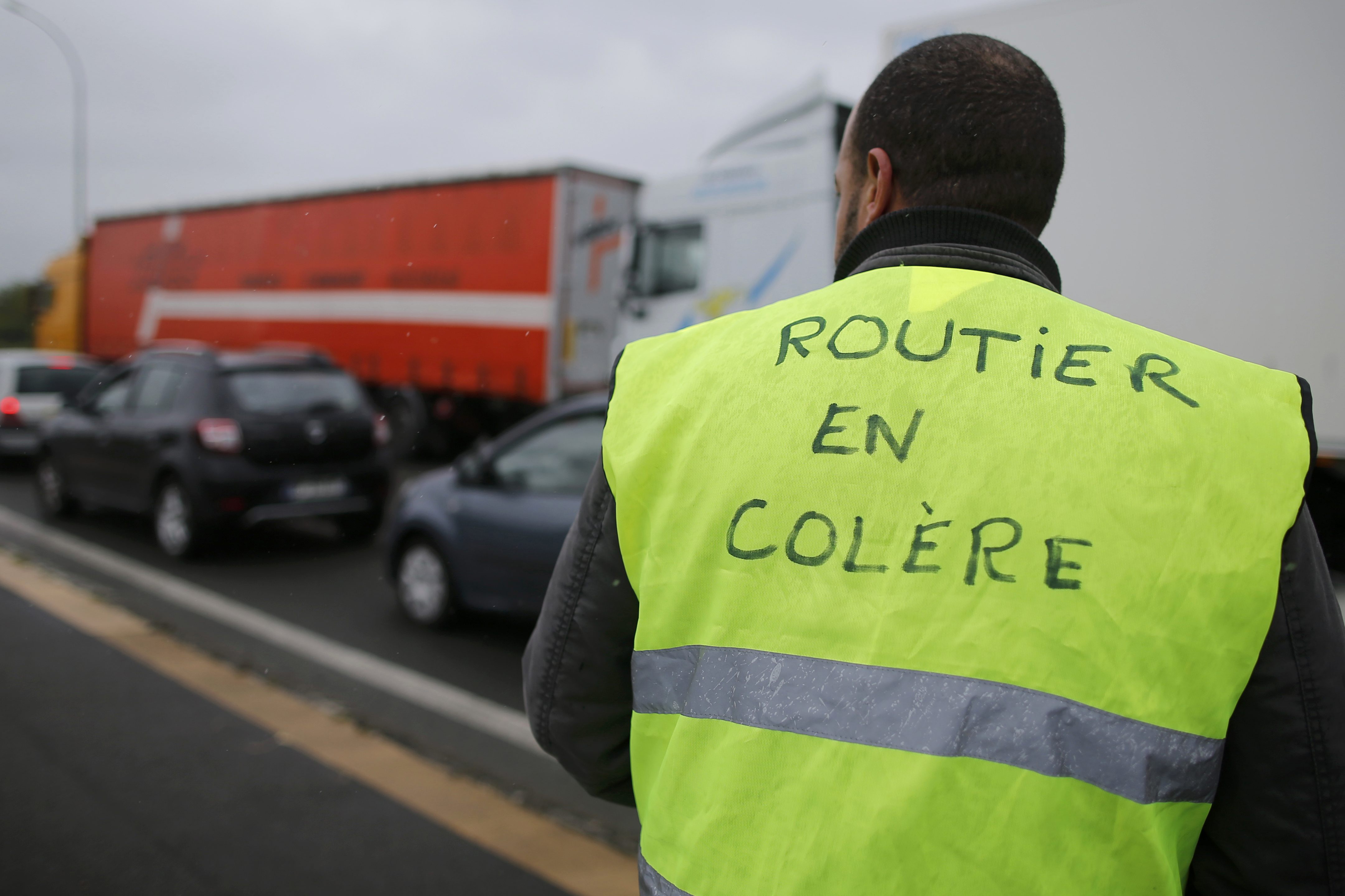 Revendications salariales : les routiers en grève bloquent plusieurs zones industrielles
