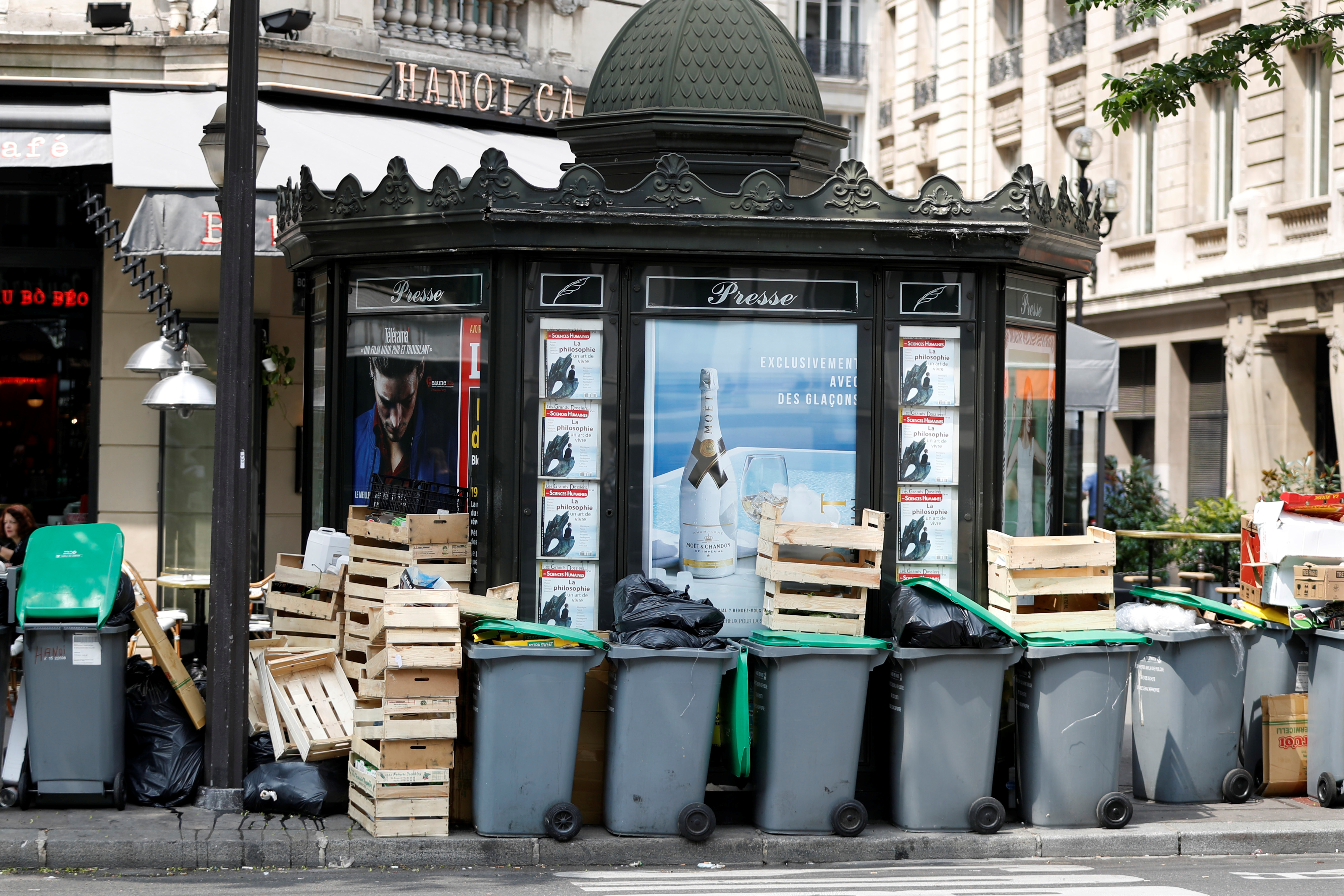 Grève des éboueurs : la situation continue d'empirer à Paris, de manière inégale entre les arrondissements