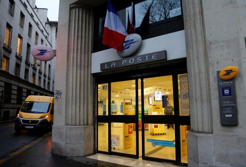 La Poste : le changement de modèle, de postiers à banquiers