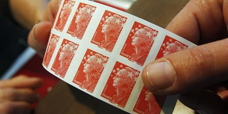 Le prix du timbre va augmenter en moyenne de 8% en 2024, pour faire économiser 400 millions d'euros à La Poste