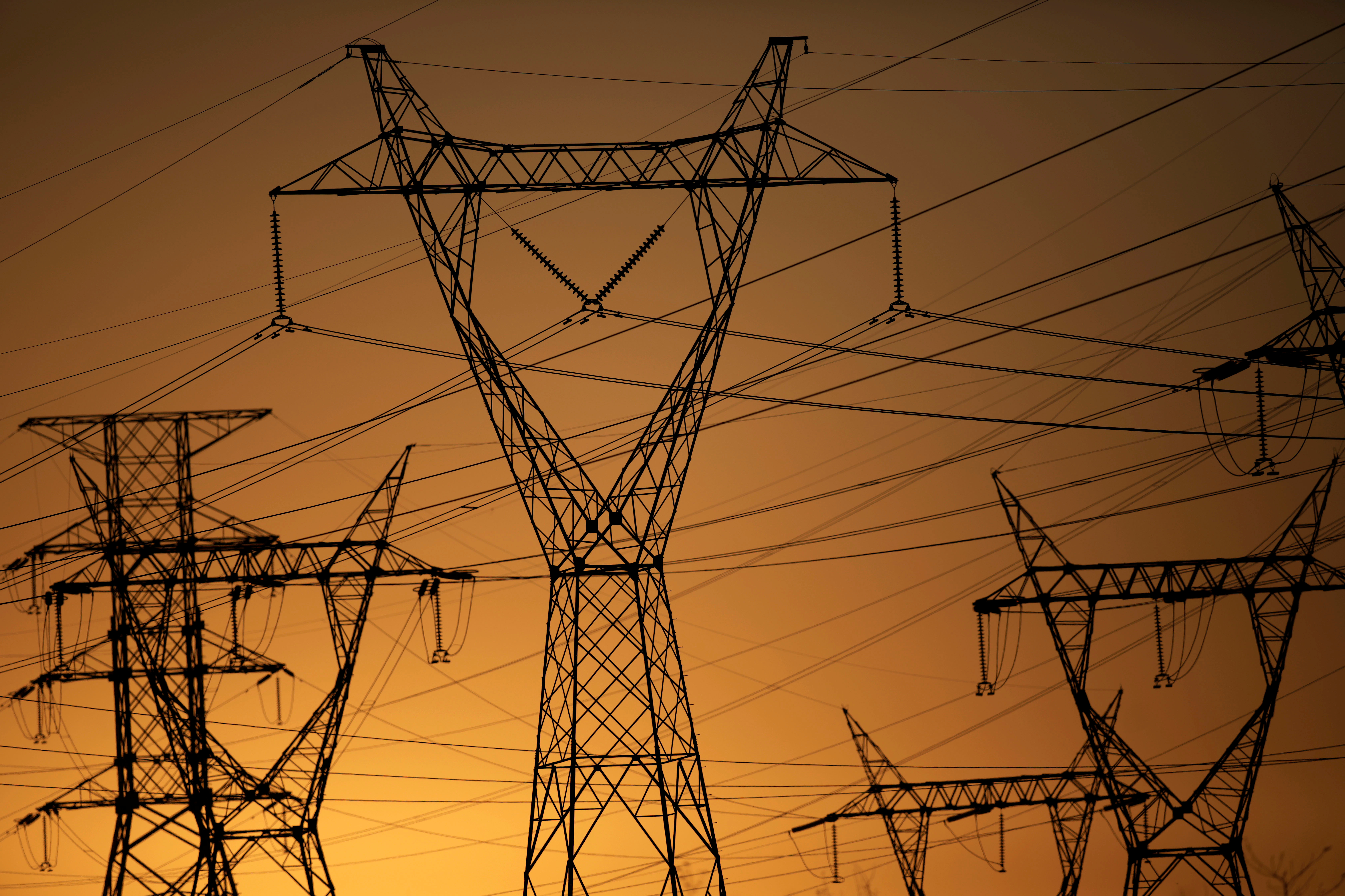 Énergie : RTE investit des sommes colossales pour transporter de plus en plus d'électricité en France
