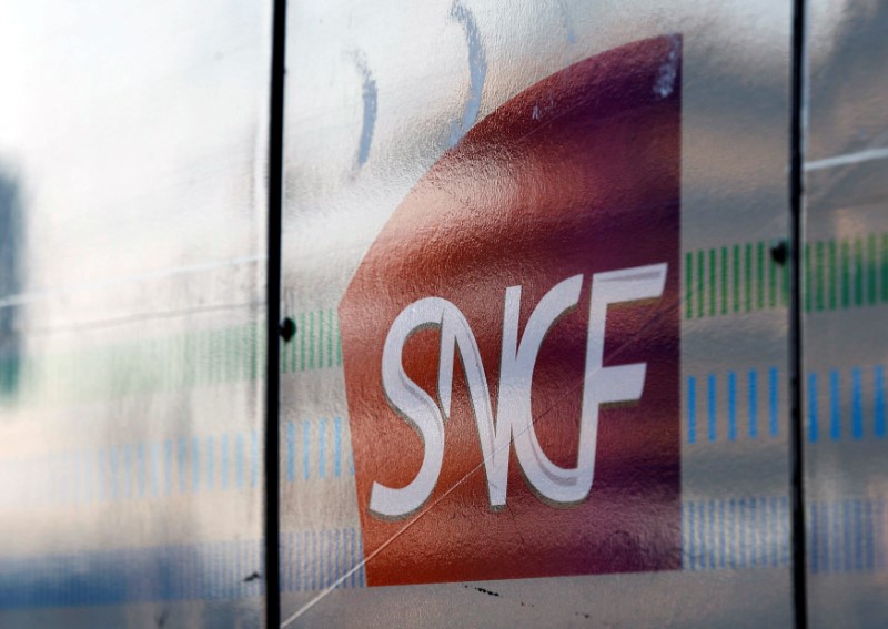Une reprise totale de la colossale dette de la SNCF n'est pas exclue, dit Le Maire