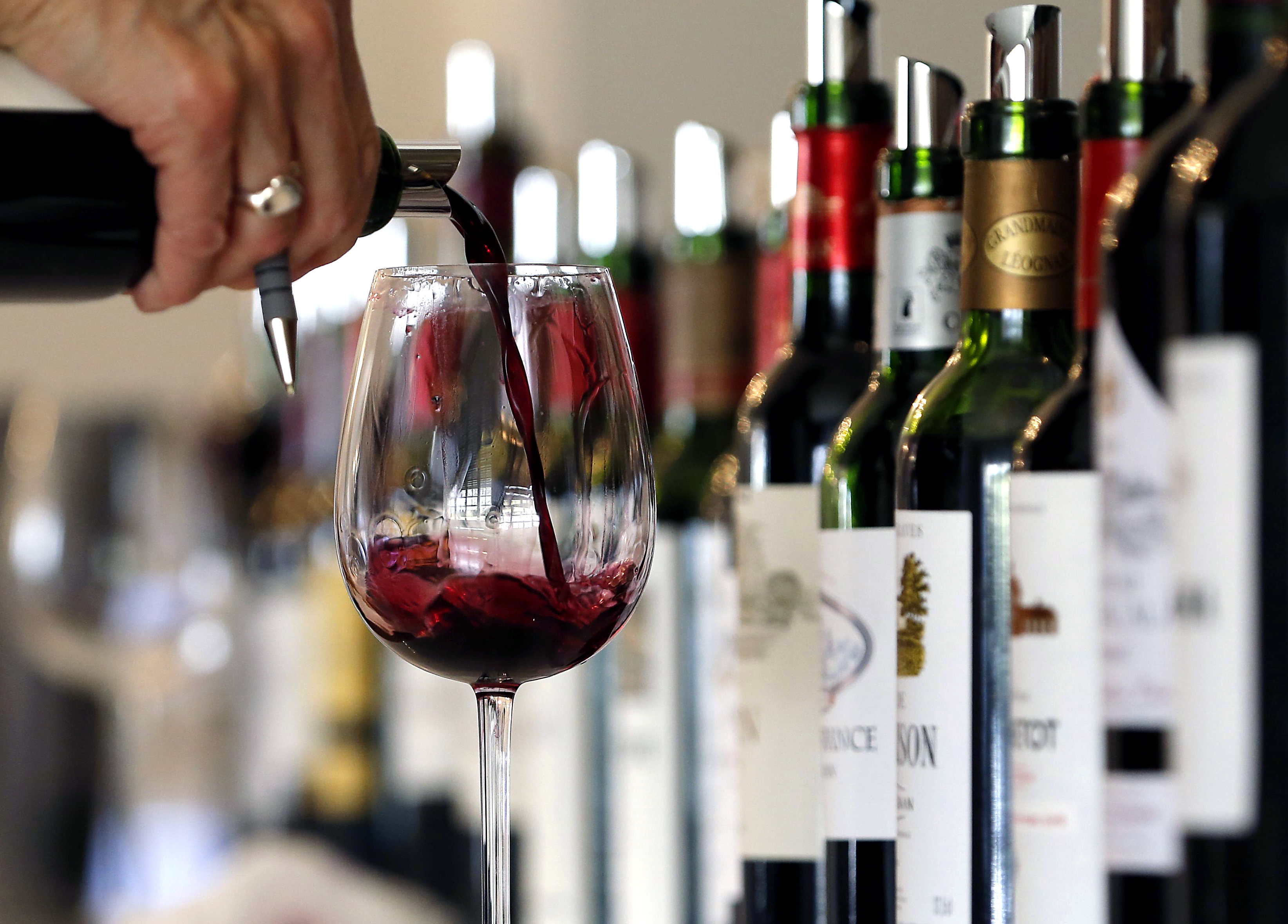 Pour aider les vignerons, l'UE accepte de détruire les stocks de vin en excédent