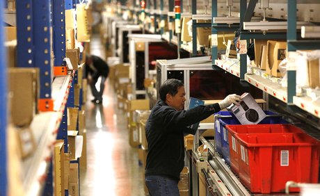 28 novembre 2016. Des employés préparent des produits à la livraison dans un entrepôt du détaillant en ligne d'articles Newegg.
