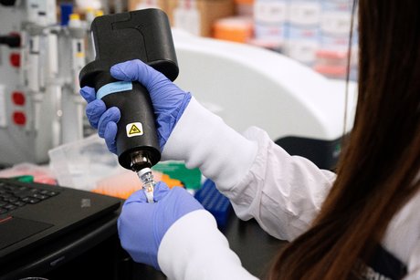 Une scientifique cherche un vaccin contre le nouveau coronavirus, à San Diego (Californie)