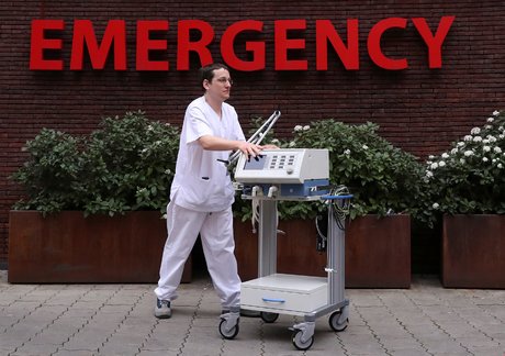 Coronavirus : Un infirmier pousse un respirateur artificiel, à l'hôpital Saint-Jean, en Belgique