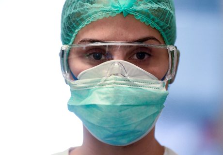 Coronavirus / Covid-19 : un soignant porte un masque et des lunettes, dans un hôpital en Italie