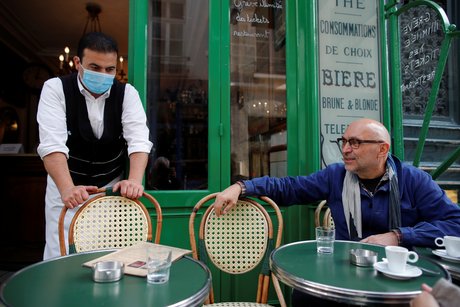 Soumis au couvre-feu, les restaurants parisiens se reinventent