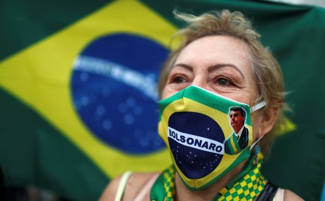 Coronavirus : une femme porte un masque avec une image de Bolsonara, lors d'une manifestation en soutien au président brésilien