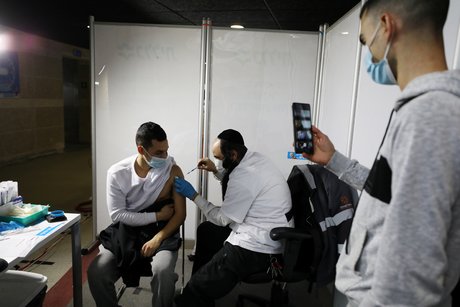 Israel dit avoir vaccine 50% de sa population contre le covid-19