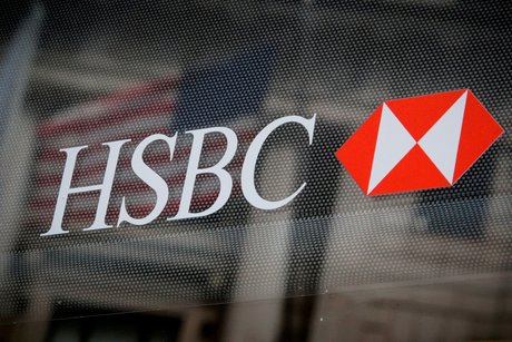 Le logo de la banque hsbc sur une succursale bancaire dans le quartier financier de new york