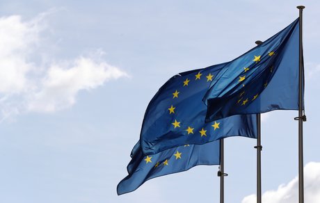 Des drapeaux de l'union europeenne devant le siege de la commission europeenne a bruxelles