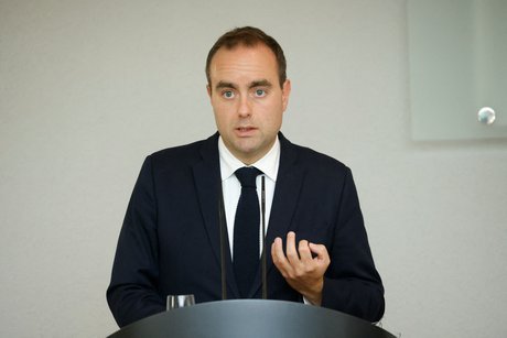 Le ministre francais de la defense, sebastien lecornu s'adresse aux medias au ministere allemand de la defense a berlin