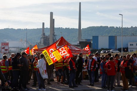 Des travailleurs de totalenergies et d'esso exxonmobil manifestent devant la raffinerie de totalenergies, a la mede