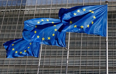 Des drapeaux de l'union europeenne devant le siege de la commission europeenne a bruxelles
