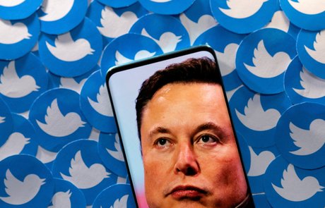 Photo d'illustration d'elon musk vu sur un smartphone et des logos twitter